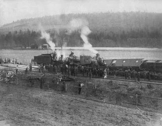 Stany Zjednoczone: ok. 1885 Wrak pociągu na wsi. (zdjęcie czarno-białe)