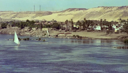 Widok na Nil z łodzią Faluka, Egipt, ok. 1979 r. (zdjęcie)