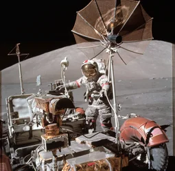 Widok astronauty Eugene Cernana obok pojazdu księżycowego podczas EVA