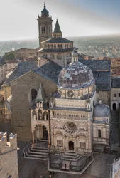 Widok na Piazza Duomo, Bergamo Alta, Włochy (zdjęcie)
