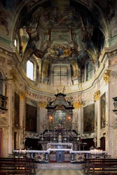 Widok ołtarza i fresków Lorenzo Peracino (1710-1788), Sanktuarium Madonna del Sasso, Piemont, Włochy