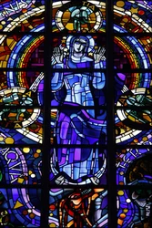 Witraż Najświętszej Marii Panny w kościele Notre-Dame-de-la-Trinite autorstwa Louisa Barilleta i Jeana Le Chevallier, Blois, Francja