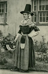 Walia. Dostojna starsza Walijka, niezłomnie wierna strojowi narodowemu. 1920