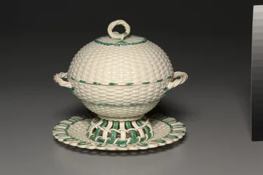 Kosz pokryty wikliną na stojaku, wykonany przez fabrykę Wedgwood, ok. 1780-1840