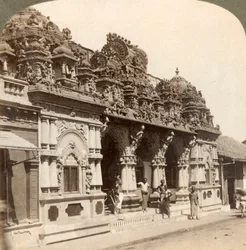 Znakomicie rzeźbiona ozdoba hinduistycznej świątyni buddyjskiej, Kolombo, Cejlon, 1902.