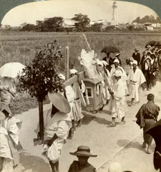 Kondukt żałobny bogatego buddysty, na drodze do Sakai, w kierunku Osaki, Japonia, 1904.