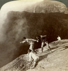 Przenikanie przez opary siarki w głąb kraterów, Aso-San, Japonia, 1904
