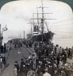Pozdrowienia dla nowo przybyłych na molo obok Pacific Mail SS China, w Jokohamie, Japonia, 1904.
