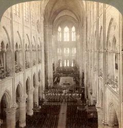 Wnętrze wielkiej katedry Notre-Dame, Paryż, Francja, 1900