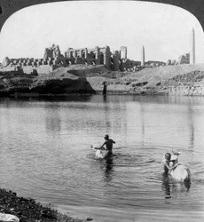 Patrząc przez Święte Jezioro do wielkiej świątyni w Karnaku, Teby, Egipt, 1905.
