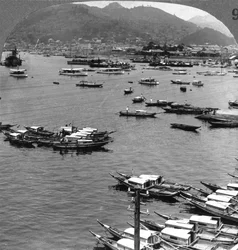 Patrząc na północ nad statkami w porcie Nagasaki, Japonia, 1904.