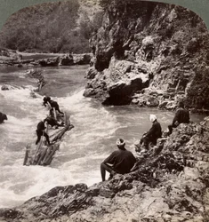 Mężczyźni na tratwie z bali, strzelający do potoku Hozu na rzece Katsura, Kioto, Japonia, 1904