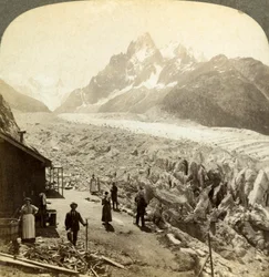Mer de Glace z Chapeau, niedaleko Chamonix we Francji.