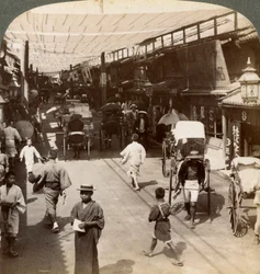 Ruch w środku lata pod markizami Shijo Bashidori, ruchliwej arterii Kioto, Japonia, 1904