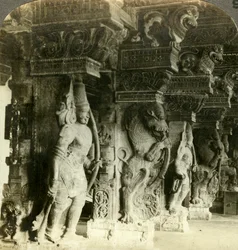 Filary hinduskiej świątyni, Madurai, Indie, ok. 1900.