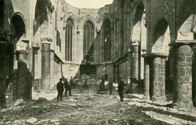 Zrujnowany kościół w Visé w Belgii, 1914-1918, ok.1920.