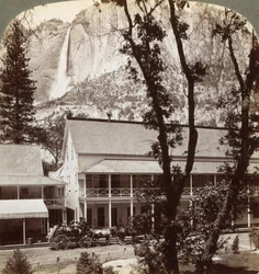 Sentinel Hotel, patrząc na północ przez dolinę do wodospadu Yosemite, Kalifornia, USA, 1902 r.