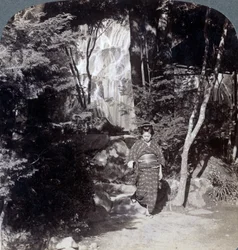 Rozpryskujące się wody wodospadu w Yumoto, Japonia, 1904.