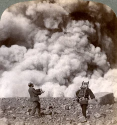 Nagła eksplozja wulkanu w kraterze góry Asama Asamayama, Japonia, 1904.