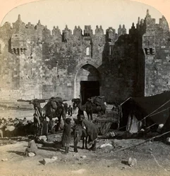 Brama Damaszku, północne wejście do Jerozolimy, Palestyna, 1899.