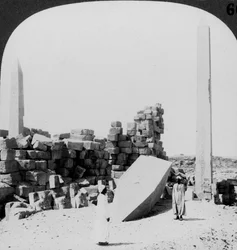 Najwyższy obelisk w Egipcie, w świątyni w Karnaku, Teby, Egipt, 1905.