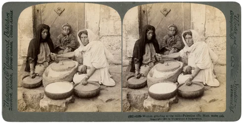 Kobiety mielące w młynie, Palestyna, 1900.