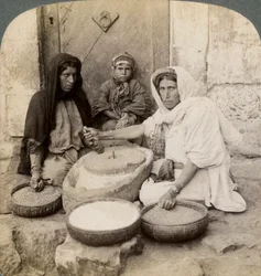 Kobiety mielące w młynie, Palestyna, 1900.