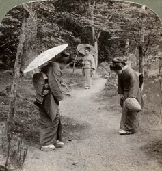 Kobiety w ogrodzie świątyni Kinkaku-ji, Kioto, Japonia, 1904.