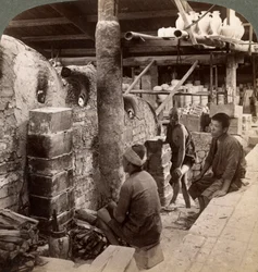 Robotnicy oglądający piece pełne porcelany Awata, prace Kinkosan, Kioto, Japonia, 1904