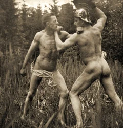 Pozycja bojowa z rzymskim hełmem, ok. 1910 (zdjęcie w sepii)