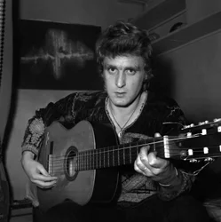 Francuski piosenkarz Christophe (Daniel Bevilacqua) maluje płótno w domu, 18 listopada 1969
