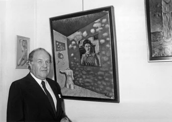 Pierre Velly Alias Pierre De Varga przed jednym ze swoich płócien podczas otwarcia wystawy w Galerie 3000 11 kwietnia 1986