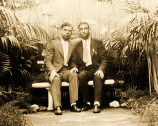Portret kochającej pary w tropikalnym ogrodzie, ok. 1930