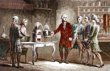 Antoine Laurent Lavoisier (1743-1894) wykonuje rozkład powietrza w 1776 r. - Antoine Laurent Lavoisier Angielski chemik, pokazując kolegom naukowcom swój eksperyment, który ujawnił skład powietrza w 1776 r. - Grawerowanie od Louisa Figuiera