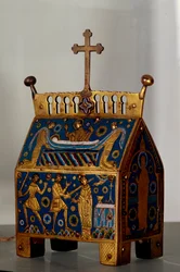 Obiekt sztuki: relikwiarz z emalii, złota i miedzi świętego Tomasza Becketa (1118-1170), arcybiskupa Canterbury. Jest ozdobiony przedstawieniami zabójstwa arcybiskupa 29/12/1170 w katedrze w Canterbury oraz jego pogrzebu. XIII wiek