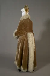 Płaszcz zimowy Berthy Palmer, ok. 1885 (widok z tyłu ukośnie), Jedwabny aksamit i owcza wełna.