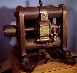 Maszyna dynamoelektryczna typu Gram wytwarzająca prąd stały, zrealizowana w 1877 roku przez fabryki Sautter i Lemonnier. 1877.