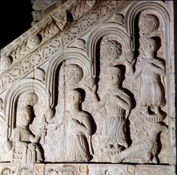 Cesarz Fryderyk II Hohenstaufen (1194-1250) wraz z rodową płaskorzeźbą reprezentował ambonę z XIII wieku. Bitonto, katedra