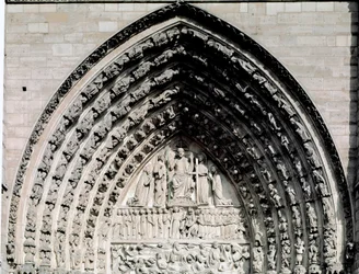 Sztuka gotycka: fragment centralnego portalu katedry Notre Dame de Paris