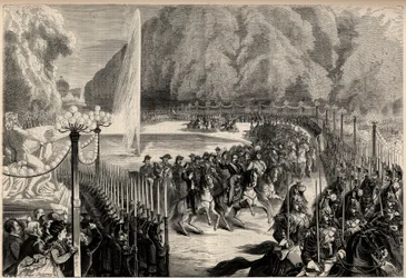 Wielkie czasopismo z 14 sierpnia: Cesarz Napoleon III (1808-1873), a za nim jego sztab przemierza Ogrody Tuileries w Paryżu. Jego syn, książę cesarski Eugeniusz Ludwik Józef (1856-1879), stoi po jego prawej stronie. Grawer w „Prześwietnym Wszechświecie”