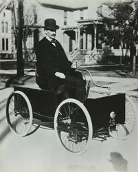 Henri Ford wyjechał swoim pierwszym samochodem benzynowym na ulice Detroit w 1896 roku (czterokołowiec z przekładnią łańcuchową), kolekcja Privee