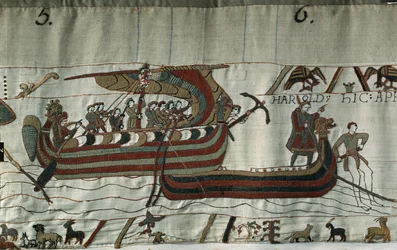 Porwany przez burzę statek Harolda II (1022 - 1066) (drakkar) utknął na wybrzeżu Ponthieu - Bayeux Tapestry, znany jako Haft królowej Matyldy