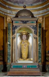 Święte Dziecko. Statuetka Dzieciątka Jezus (Kopia). Oryginał z XV wieku. Kościół Santa Maria in Aracoeli, kaplica Dzieciątka Jezus, Rzym.