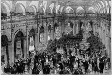 Duża sala Hôtel de Ville w Paryżu podczas corocznych obchodów gminy. rycina w „Świat Ilustrowany”” 1885