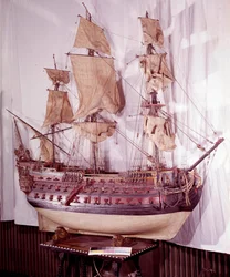 Marynarka Wojenna: miniaturowy model okrętu z trzema pokładami, broń składająca się z 92 dział. XVII wiek. Madryt, Muzeum Armee