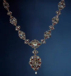 Naszyjnik cesarza Świętego Cesarstwa, króla Czech i króla Węgier Rodolfa II (1552-1612) z emalii, złota i szlachetnego kamienia z wisiorkiem przedstawiającym sceny Męki Pańskiej. 16 wiek. Paryż, Luwr
