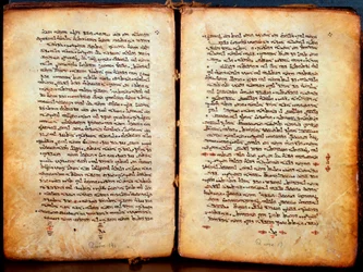Strony biblii „Peschitta” w języku syryjskim przetrawione przez Hebrajczyków. Kościół Syryjski