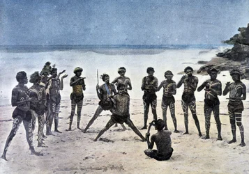 Papua tańczy na plaży obok wioski Takapuna (Nowa Gwinea).