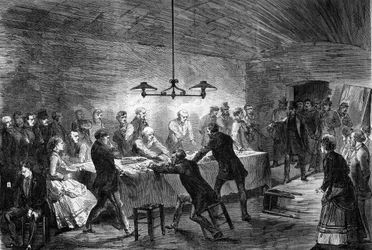 Paryż 1870: Aresztowanie odbywa się w podziemnym kasynie przy Rue de la Harpe.