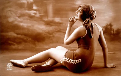 Pin-up w kostiumie kąpielowym.